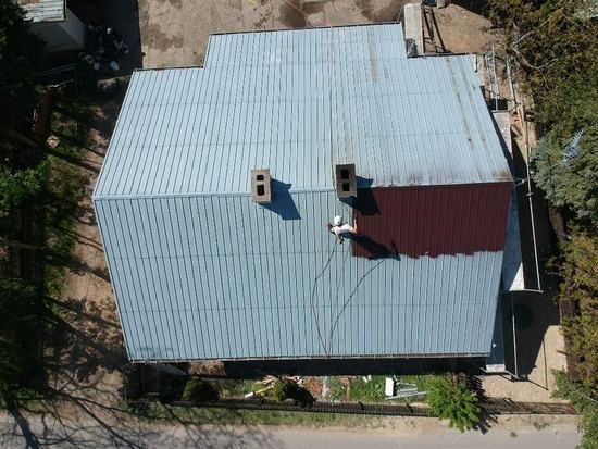 Malowanie natryskowe dachu w trakcie realizacji