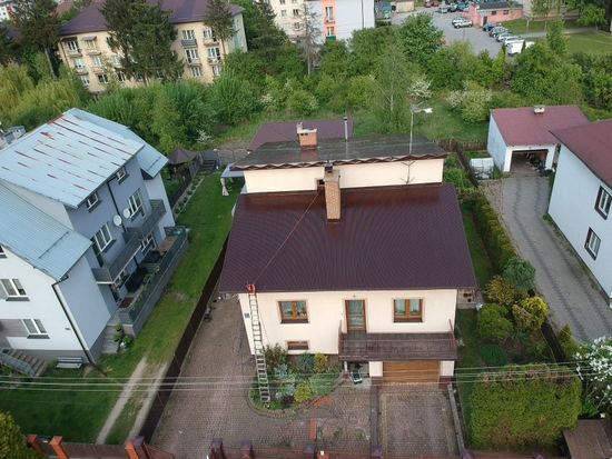 Dach z blachodachówki, kolor brązowy