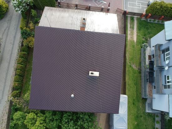 Dach z blachodachówki, brązowy - widok z góry