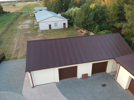 Dach garaży z blachy trapezowej, kolor bordowy