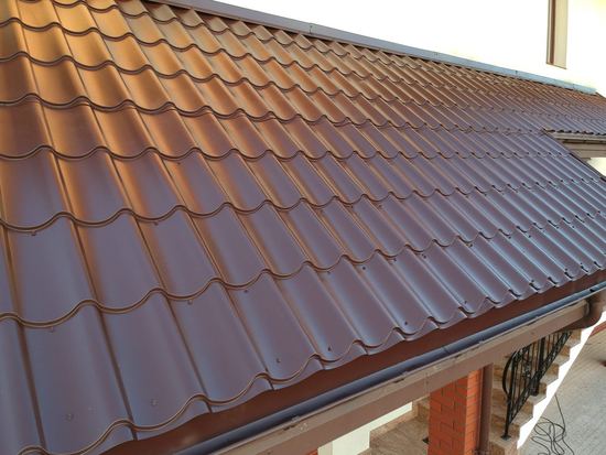 Dachówka ceramiczna, kolor brązowy - zbliżenie