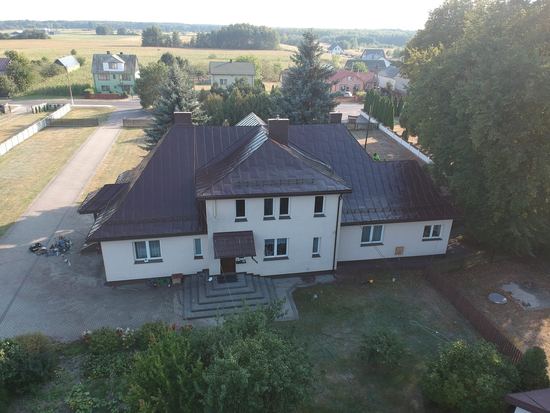 Dach dużego domu jednorodzinnego, kolor brązowy