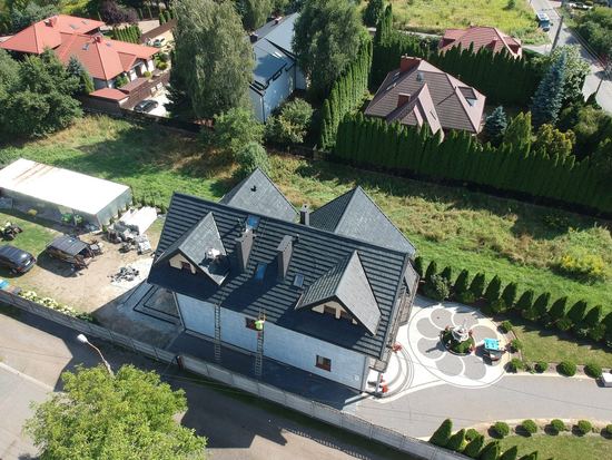 Malowanie dachu antracytowego w trakcie realizacji