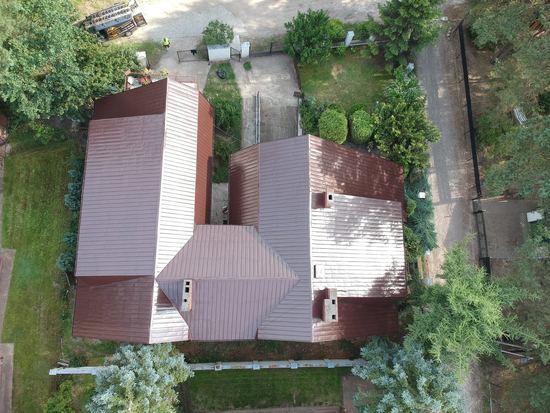 Dachy dwóch budynków, odcienie brązu i bordo