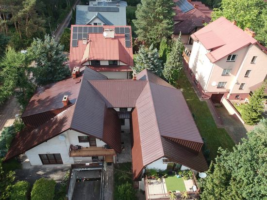 Kompleks budynków, dach w kolorze bordowym